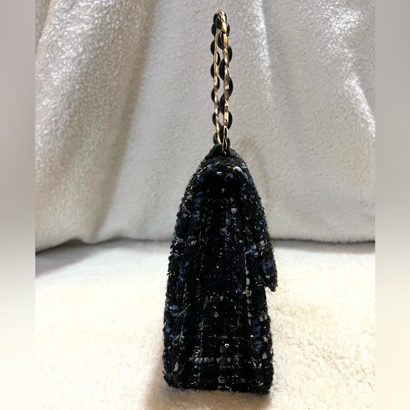 Structured Tweed Handbag with Cicular Handle - Picture 4 of 11